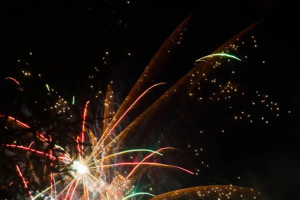 Gyönyörű Tűzijáték Éjszakai Égen — Stock Fotó