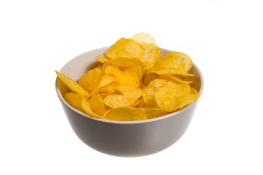 Patates cipsi bir plaka üzerinde beyaz arka plan üzerinde izole