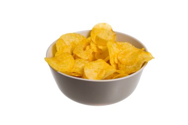 Patates cipsi bir plaka üzerinde beyaz arka plan üzerinde izole