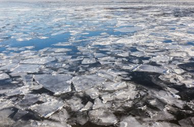 Kırık buz Nehri üzerinde