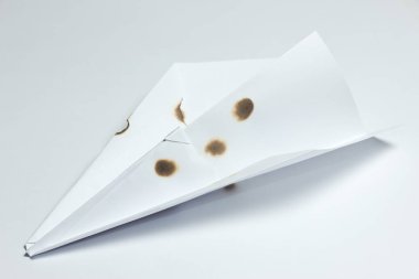 Beyaz arka plan üzerinde izole yanmış kağıt uçak görünümünü kapat 