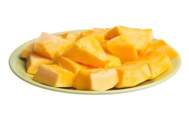 Beyaz arka plan üzerinde taze turuncu kabak parçaları