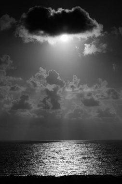 Siyah beyaz modda dramatik bir etki ile Kıbrıs'ta günbatımı.