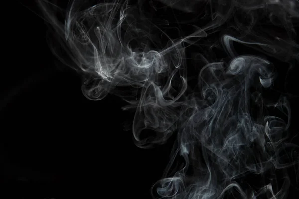 烟雾在黑色背景上流动的选择性焦点 — 图库照片