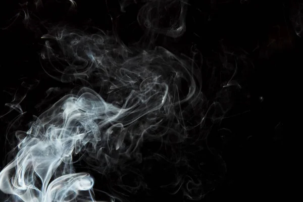 烟雾在黑色背景上流动的选择性焦点 — 图库照片