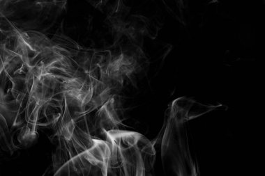 duman siyah arka plan üzerine akan seçici odak