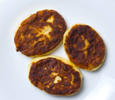 Kızarmış peyniri krep gri bir arka plan üzerinde. 