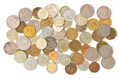 Beyaz arka plan üzerinde izole eski metal Rus madeni para yığını ile düz lay