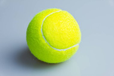 Tenis topu beyaz arka plan üzerinde stüdyo çekim