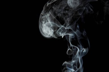 duman siyah arka plan üzerine akan seçici odak