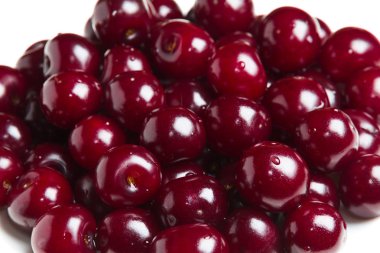 Beyaz arka plan üzerinde taze olgun kiraz yığını