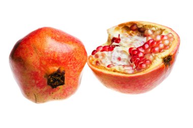 Beyaz arka plan üzerinde izole taze olgun nar