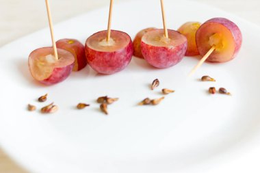 Satır alır beyaz tabakta ile dilimlenmiş üzüm