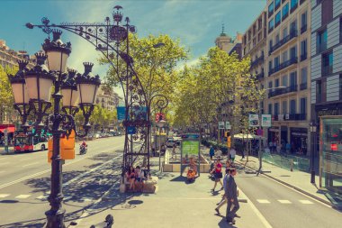 Barcelona, İspanya - 03 Eylül 2012: Barselona'da yaz aylarında yürüyüş turist