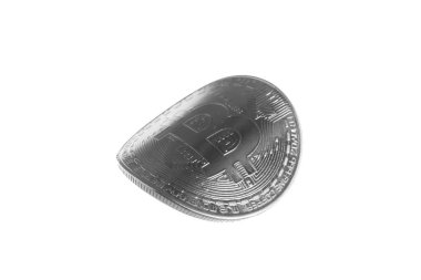 Bent beyaz arka plan üzerinde izole Bitcoin