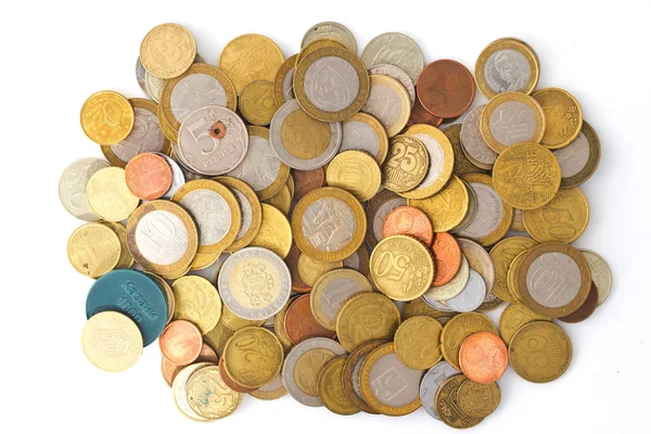 平躺在一堆旧的金属俄罗斯硬币隔离在白色的背景 — 图库照片