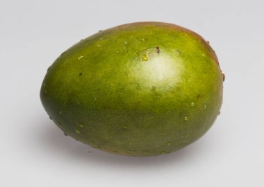 Mango gri bir arka plan üzerinde.