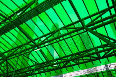 Metro İstasyonu platformunda yeşil cam.