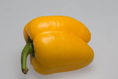 Gri arka plan üzerine biber.