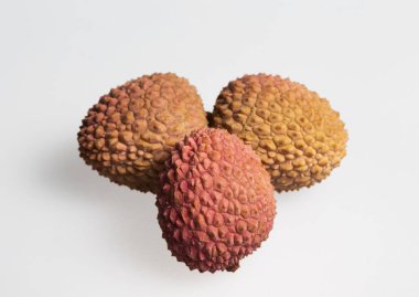 Çilek lychee gri arka plan üzerinde.