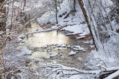 Batan güneşin ile güzel bulanık kış manzarası