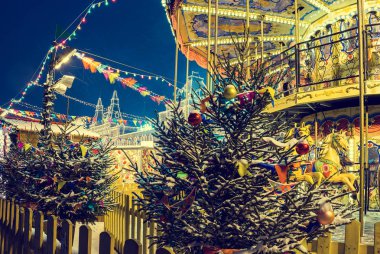 Moskova'da kış. Yılbaşı tatil. Kızıl meydan. Çam ağaçları arka plan üzerinde atlıkarınca.