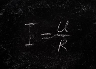 Ohm Kanunu denklem tebeşir tahtası üzerinde.