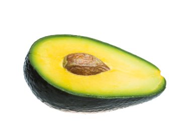 Beyaz bir arka plan üzerinde izole doğranmış avokado.