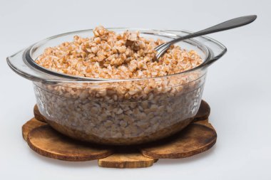 Gri arka plan üzerinde cam kapta buğday.