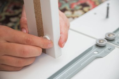 Kendinden montajlı göğüs, eller yakın çekim