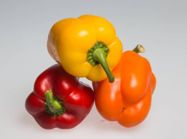 Gri zemin üzerine biber.