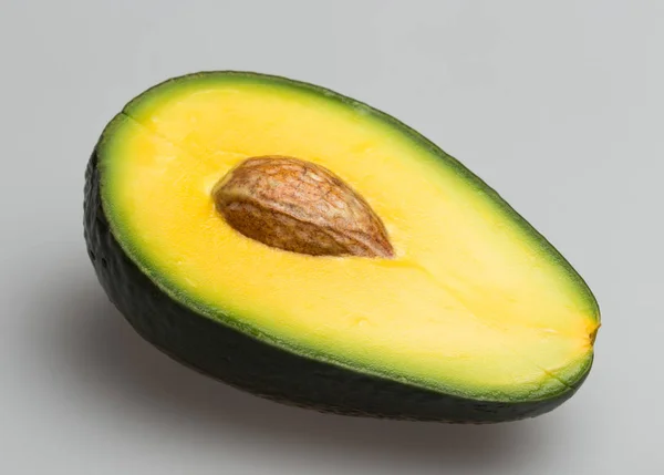 Avocado Affettato Sfondo Grigio — Foto Stock