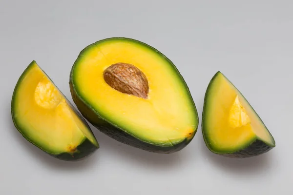 Avocado Affettato Sfondo Grigio — Foto Stock