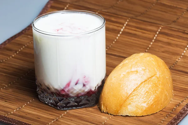 Reçel Beyaz Ekmek Üzerinde Reed Masa Örtüsü Ile Yoğurt — Stok fotoğraf