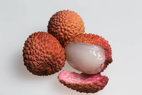 Lychee Aux Baies Sur Fond Gris — Photo