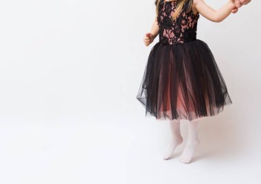 Küçük kız güzel bir elbise sağlam bir arka plan üzerinde oyun