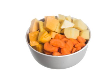 Dilimlenmiş patates, havuç ve kabak çorbası