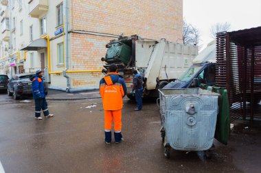Moskova, Rusya - 12 Aralık 2018: Yardımcı programı hizmetleri kaldır çöp Frunze setin Moskova Khamovniki Bölgesi'bir konut bina bahçesinde çalışanlarının
