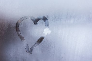 Kalp buğulu penceresindeki Çiy damlaları