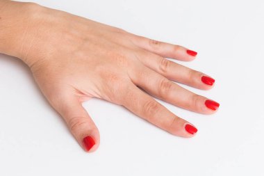 Kırmızı bir vernik çivi bir yandan koyarak