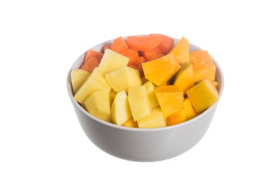 Dilimlenmiş patates, havuç ve kabak çorbası