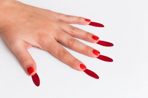 Aplicación Esmalte Uñas Rojo Las Uñas Mano Con Pétalo Rojo —  Fotos de Stock