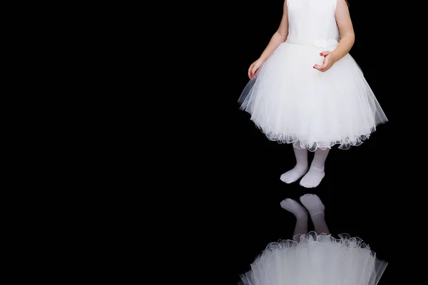 Маленькая Девочка Играет Солидном Фоне Красивом Платье — стоковое фото