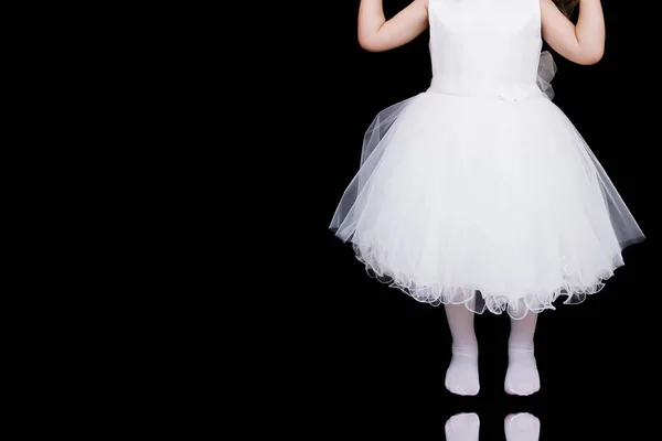 Маленькая Девочка Играет Солидном Фоне Красивом Платье — стоковое фото