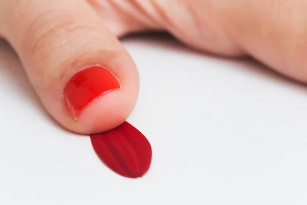 Aplicación Esmalte Uñas Rojo Las Uñas Mano Con Pétalo Rojo —  Fotos de Stock