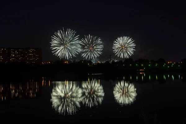 Gyönyörű Tűzijátékok Tükörképe Tóban — Stock Fotó