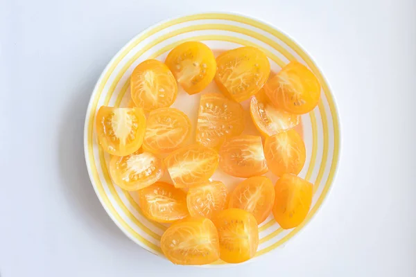 Gelbe Tomaten Auf Einem Teller Auf Hellem Hintergrund Zum Einfrieren — Stockfoto