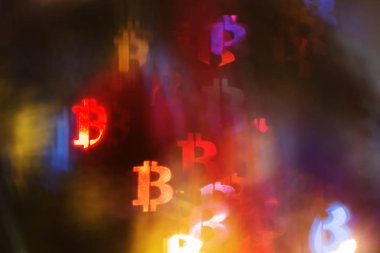 Arka arka plan bulanık bitcoin işareti şeklinde bokeh ile