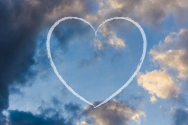 Uçak bulutlu gökyüzü kalp şeklinde iz