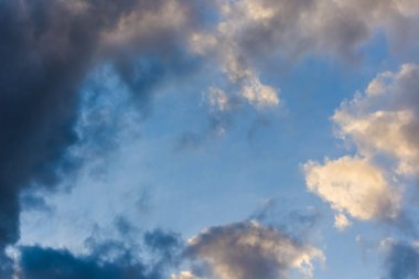 Mavi gökyüzünde dokulu bulutlar